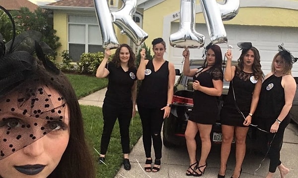 3. По прибытии Лиззи ждал еще один сюрприз: подруги стояли возле дома, одетые в черное, и с шарами, складывающимися в аббревиатуру RIP (покойся с миром).