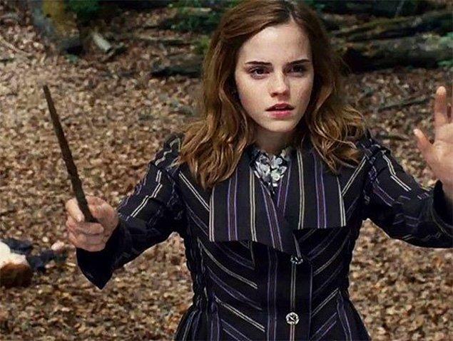 9. Emma Watson da Harry Potter filminden eşya yürütenlerden... Çekimler sırasında bir pelerin, büyü asası, zaman döndürücü Emma ile birlikte evine gitti.