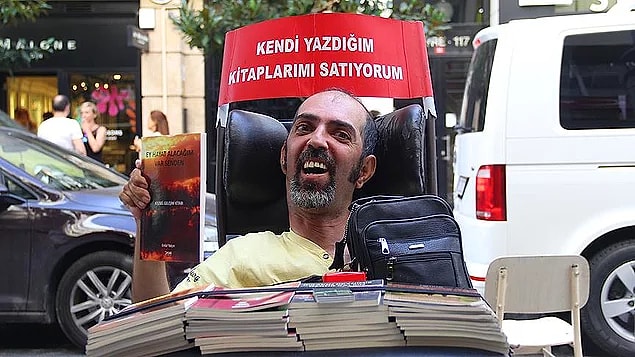 10. İki buçuk yaşındayken geçirdiği menenjit sonrası yüzde 98 bedensel engelli olan ve yalnızca sağ kolunu kullanabilen 43 yaşındaki Erdal Yalçın, kitap yazıyor ve yazdığı kitapları kendisi satarak geçimini sağlıyor.