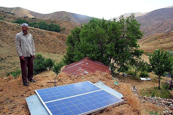 13. Bingöl'ün Genç ilçesine bağlı Yazkonağı köyü Örtülü mezrasında yaşayan vatandaşlar, satın aldıkları güneş enerjisi panelleriyle güneş enerjisinden kendi elektriklerini üreterek ihtiyaçlarını gidermeye başladı.