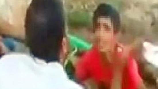 Sosyal Medyayı Ayağa Kaldıran Görüntüler: Fıstık Çaldığı Öne Sürülen Çocuğu Hortumla Islatıp Dövdü