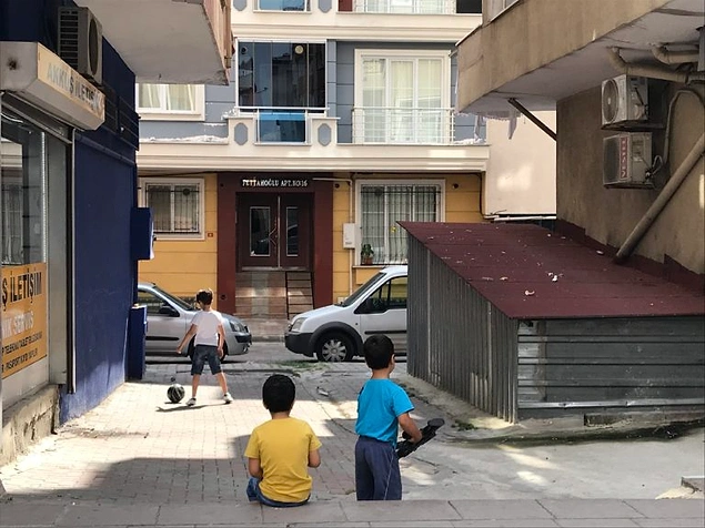 Salman hazırladığı yazı dizisinde Bahçelievler, Gaziosmanpaşa, Çengelköy semtlerinde yaşayan çocuklarının bir günlerinin nasıl geçtiğini inceledi.
