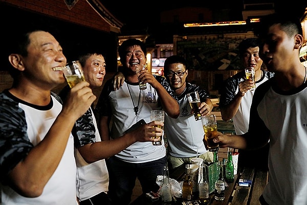 1. Лидером рейтинга стал Китай, в котором от алкоголя в 2016 году погибли 650 тысяч мужчин и 59 тысяч женщин. Именно пагубное пристрастие является причиной большинства ранних смертей и инвалидности в Поднебесной.