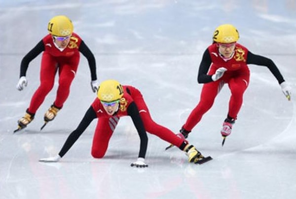 11. А эти спортсменки из...