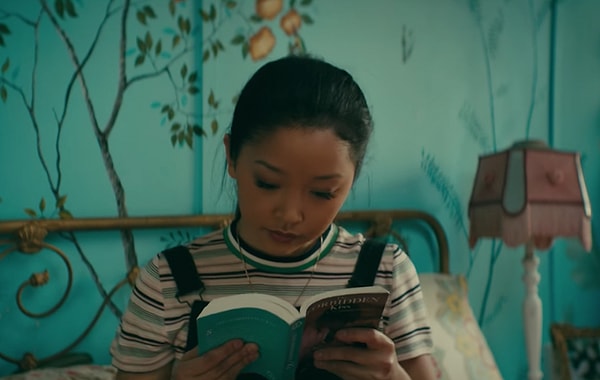 12. Какую песню мама Лары Джин любит включать в кафе?