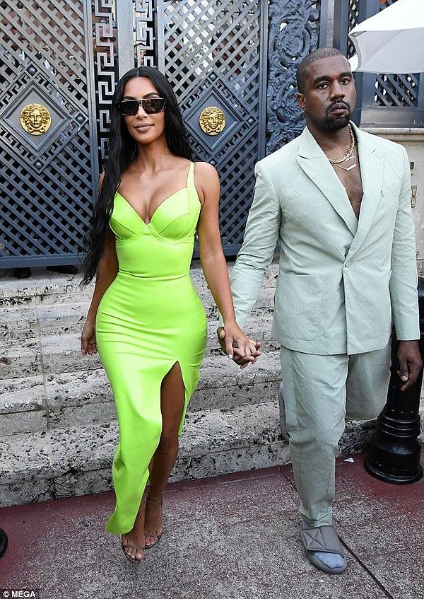 Geçtiğimiz günlerde kankaları 2 Chainz'in düğününe katılan Kanye ve Kim çifti kıyafetleriyle medyanın gündemine oturdu.