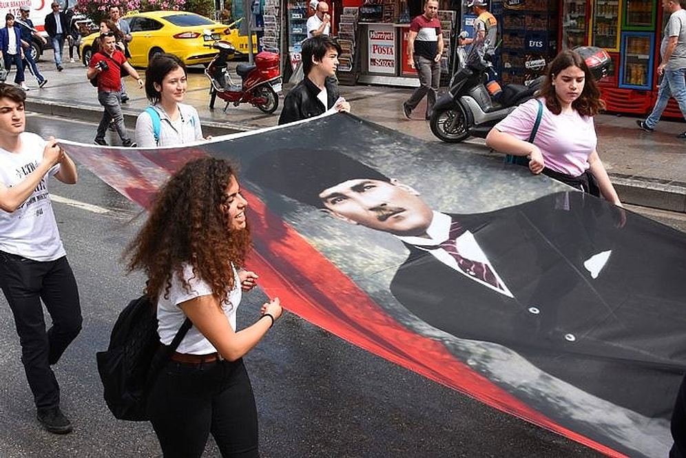 MEB Yönetmeliği Değiştirdi: Milli Bayramlar ve Atatürkçülük Okullara Geri Döndü