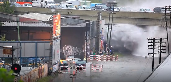 Yağmur Suyunun Doldurduğu Yolun Kenarında Bekleyenlere Küçük Bir Sürpriz Yapan Tren