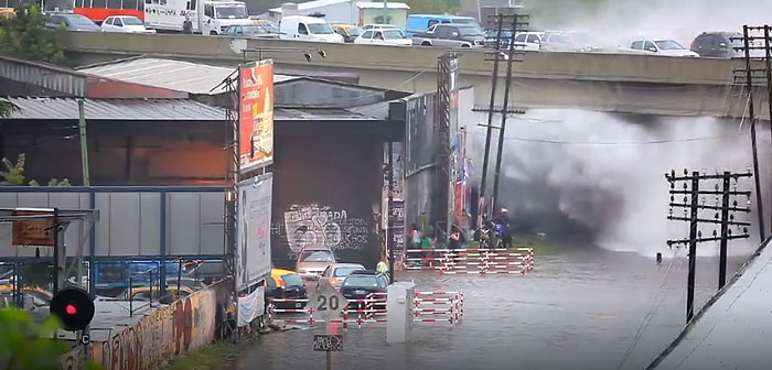 Yağmur Suyunun Doldurduğu Yolun Kenarında Bekleyenlere Küçük Bir Sürpriz Yapan Tren