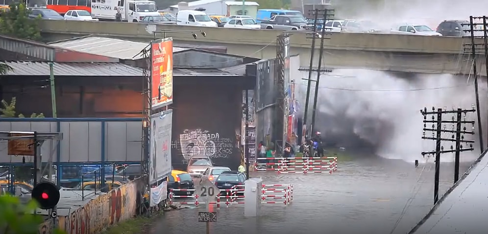 Yağmur Suyunun Doldurduğu Yolun Kenarında Bekleyenlere Küçük Bir Sürpriz Yapan Tren