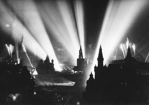 8. Москва празднует победу над нацистской Германией - 9 мая 1945 года.