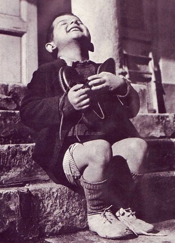 19. Мальчик получил новую пару обуви в детском доме в Австрии в 1946 году.