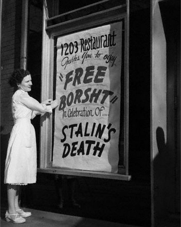 24. Украинско-американская семья празднует смерть Сталина, 1953 год.