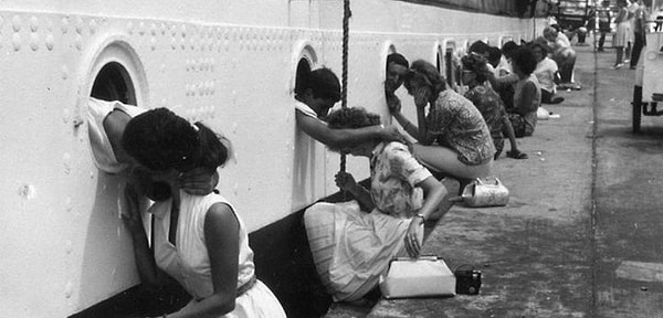 25. Американские солдаты прощаются со своими близкими перед отъездом в Египет в 1963 году.