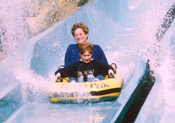 26. Принцесса Диана и принц Гарри в парке развлечений, апрель 1992 года.