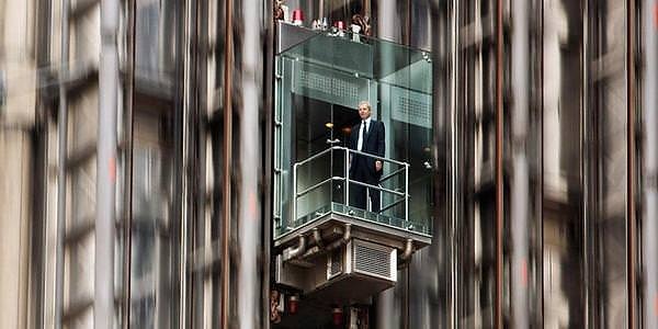 5. Что делать, если вы внутри лифта, а он падает?