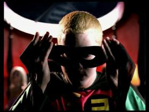 4. Какой исполнитель долгое время возглавлял хит-парады с этой песней?