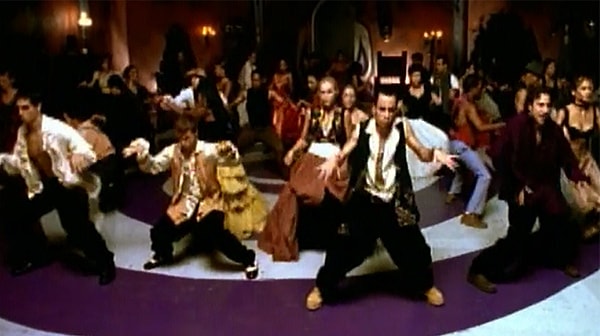 8. Популярная зарубежная группа с самым красочным и танцевальным клипом?