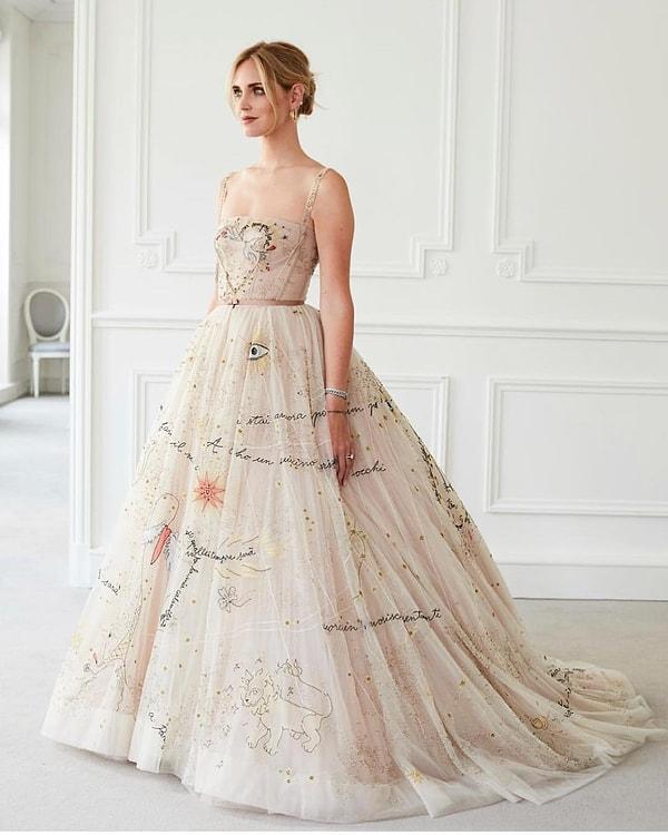 Son dönem düğünlerinde gelenekselleştiği üzere ikinci bir elbise daha giyen Chiara'nın bu elbisesi de özel bir Dior'du.