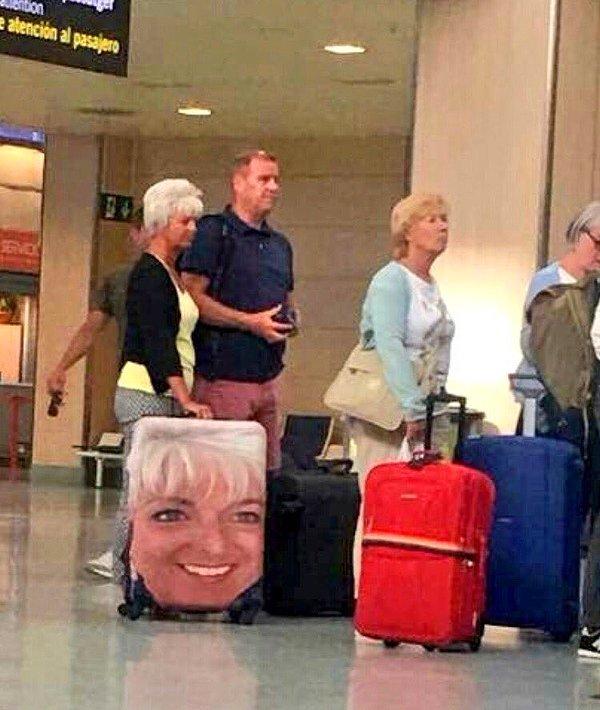 8. Havaalanında kimse yanlışlıkla bavulunu almasın diye bavuluna yüzünün resmini bastıran bu kadın: