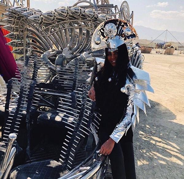 9. Süreyya Yalçın, Burning Man kostümlerini paylaştı ama bize normal halinden farksız geldi...