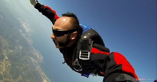 Zeytinli Rock Festivali’nde Bir İlk: Hayko Cepkin, Konser Alanına Paraşütle İndi