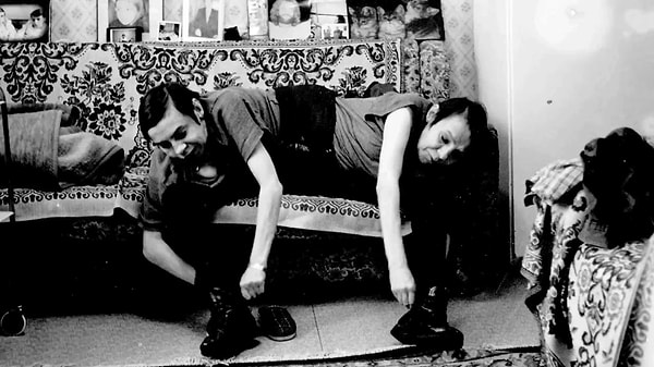 3. Когда девочкам исполнилось 18, Даша пыталась покончить с собой