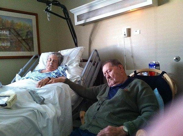 2. "67 yıllık evli olan amcam ve yengem, 70 yıllarını birlikte devirdiler. Amcam tüm gün boyunca yengemin yanında hastanede kalıyor, yalnızca duş almak için yanından ayrılıyor. Birlikte böyle uyuyorlar."