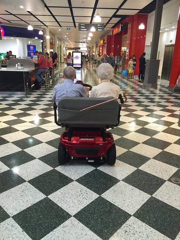10. "Dedem ve anneannem 90 yaşındalar ve hâlâ birlikte zaman geçirmeye bayılıyorlar."