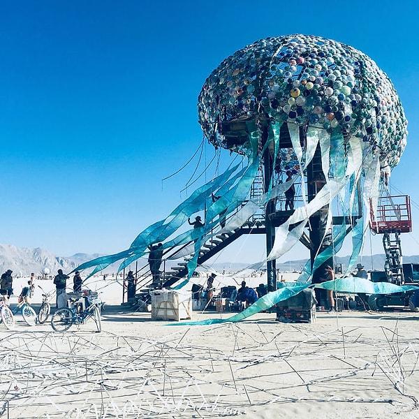 14. Çölün ortasında gördüğünüz en ilginç sahnelerle Burning Man'de karşılaşıyorsunuz.