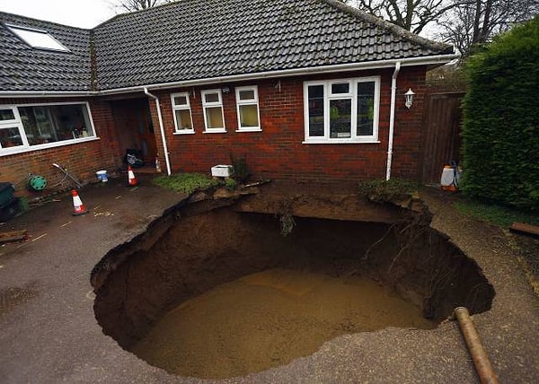 9. Это называется карстовая воронка. Появляются они после дождя. Вот ведь сюрприз для хозяев дома...