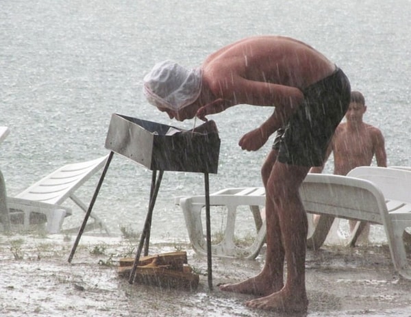 20. Молния и гром гремит, дождик весело шумит! Город весь водой умылся, наш шашлык жопой накрылся!