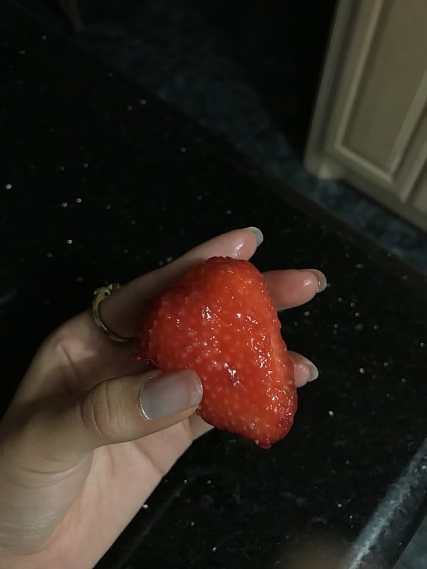 12. Клубнику без кожицы лучше было бы никогда не видеть вовсе. Бррр...