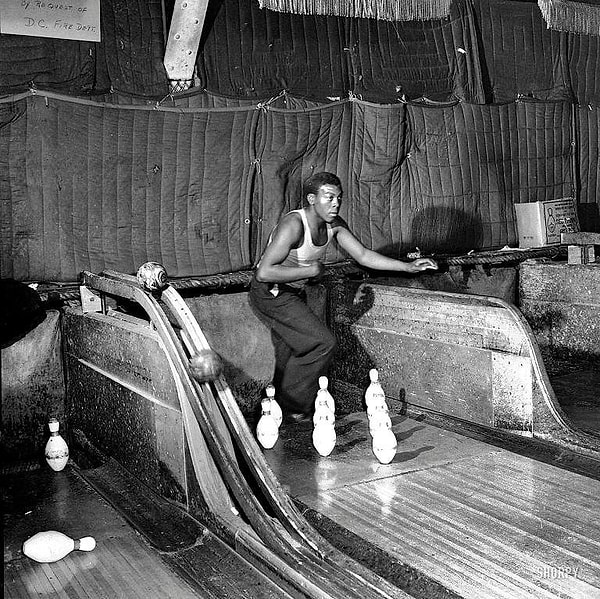 6. Человек для расстановки кеглей в боулинге, США, 1935 год.