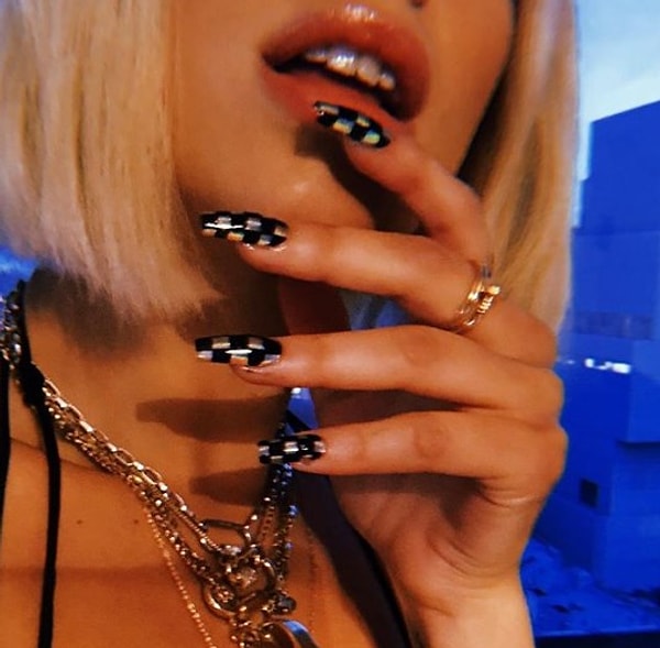 Но все это пустяки по сравнению с последними изменениями в её образе...