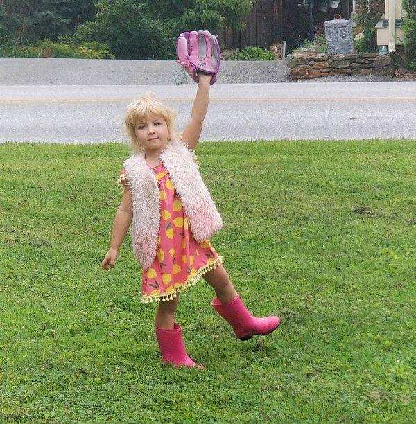 3. "Beyzbol oynamak isteyen kızımın isteğini kabul edince ilk oyunumuz için evdeki en güzel elbisesini giyip geldi."
