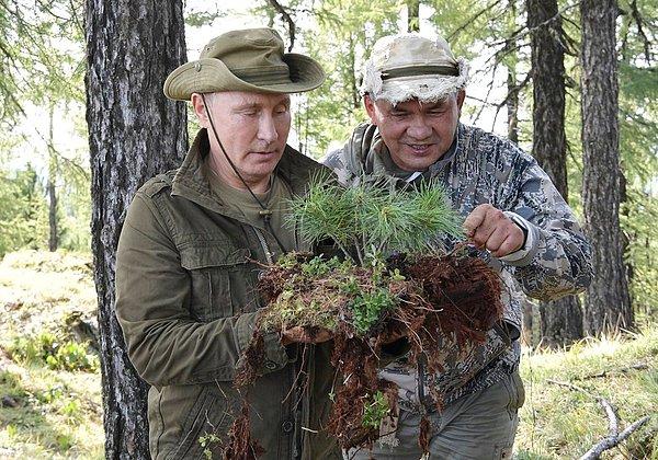 Savunma bakanı Sergei Shoigu de Putin'e eşlik etti.