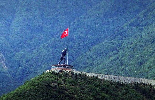 2. Atatürk sevgilerini de bilmeyen yoktur. Buna kanıt Türkiye'nin en büyük Atatürk heykeli de bu ilimizde