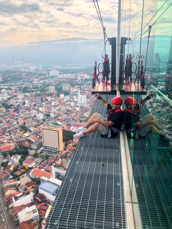Malezya'da bir binayı 65. katta dışarıdan turlamış, 266 metre yükseklikte gökdelen üzerinden zipline yapmış!
