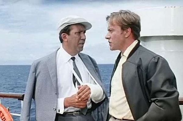 1. Что было спрятано под гипсом?