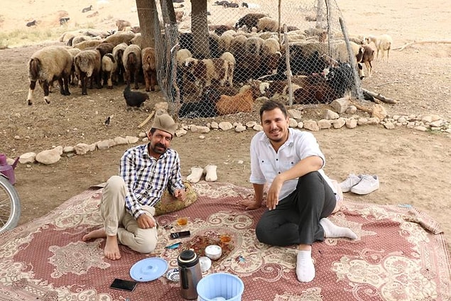 Bazen de İran'da bir çadırda konaklayarak geçirmiş günlerini. Gittiği ülkelerde kültürü öğrenmek adına her detaya giriyor.