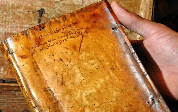 7. В 2014 году выяснилось, что обложки двух старинных книг Гарвардского университета были сделаны из человеческой кожи.