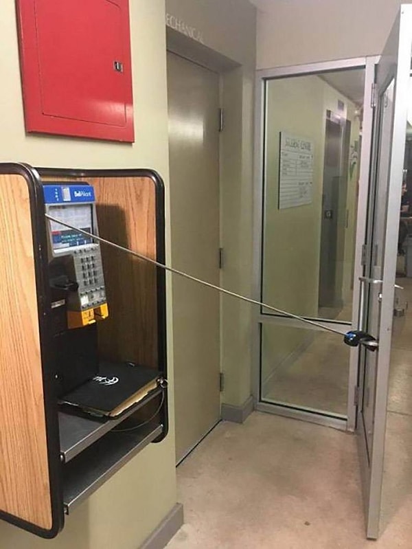 1. Зачем нужны стопперы для двери, когда есть телефонная трубка?