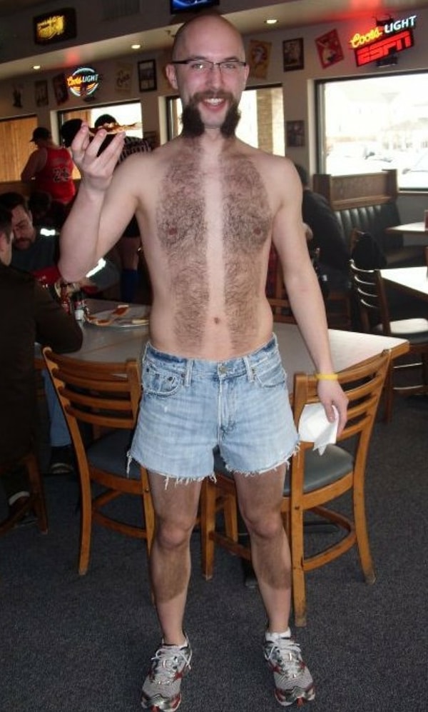 8. И он еще и улыбается. Какой позитивный мужик