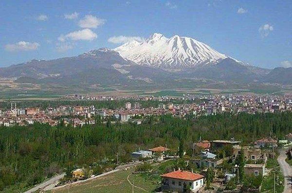 Burası Kayseri'nin en büyük ilçelerinden Develi. Erciyes'in eteklerine kurulmuş, doğal güzellikleri topraklarında barındıran bir yer. Ve Develi'de doğa için canla başla çalışan çok güzel insanlar var...