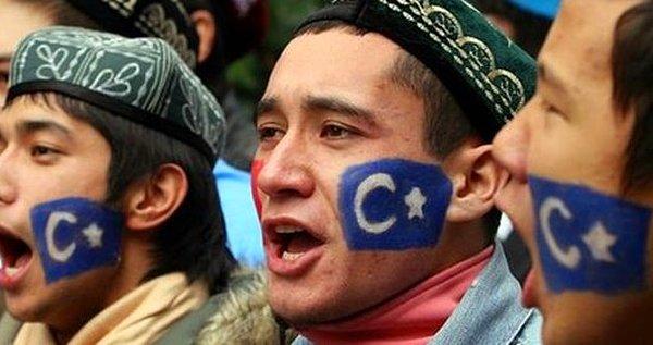 Çin, Uygur Türklerinin ‘yeniden eğitim’ için Batı Şincan bölgesindeki kamplara gönderildiğini reddederken, kamplarda sadece radikal İslamcıların bulunduğunu iddia etti.
