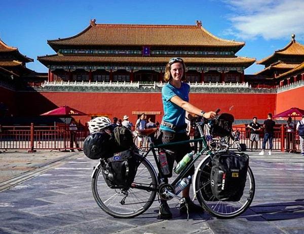 Frances Grier, İngiltere’den yola çıktı ve Çin’e doğru bir rota çizerek bisikletiyle ülke ülke gezmeye başladı.