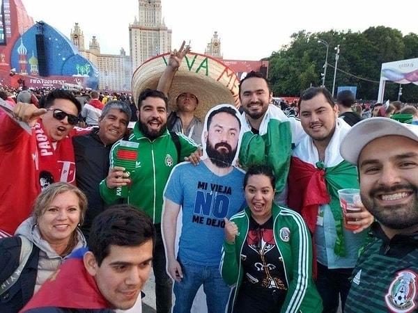 12. Bir grup Meksikalı futbol hayranı, eşi izin vermediği için onlara katılamayan arkadaşlarının karton versiyonunu yaptırıp Rusya'ya getirmiş.