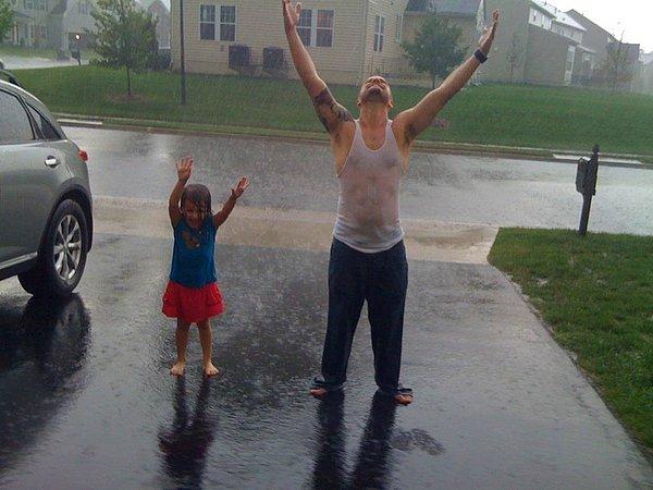 12. Babasıyla yağmurda dans eden, müzikal oyuncularına ders vermesi gereken küçük kız.