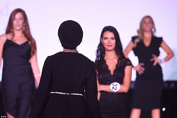 10. Это первая участница, которая вышла на сцену в хиджабе